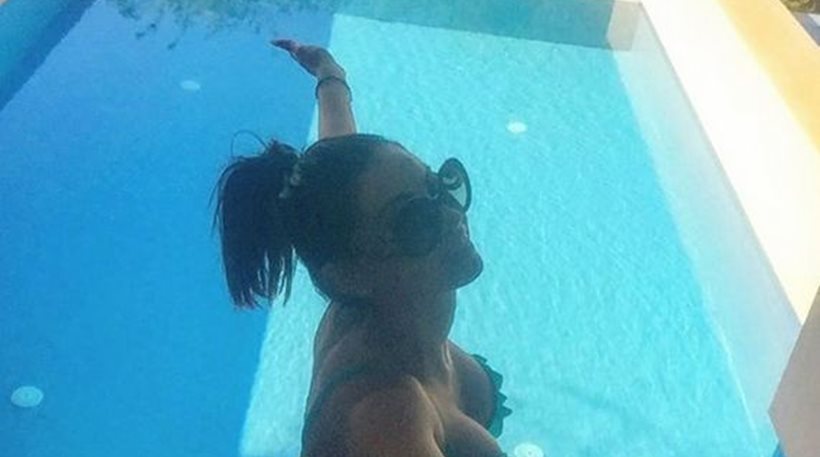Λίγο πριν πέσει στην πισίνα η Δήμητρα Αλεξανδράκη βάζει “φωτιά” στο instagram